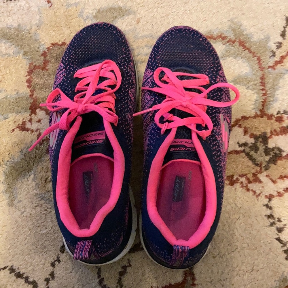 Sketchers tennis shoes